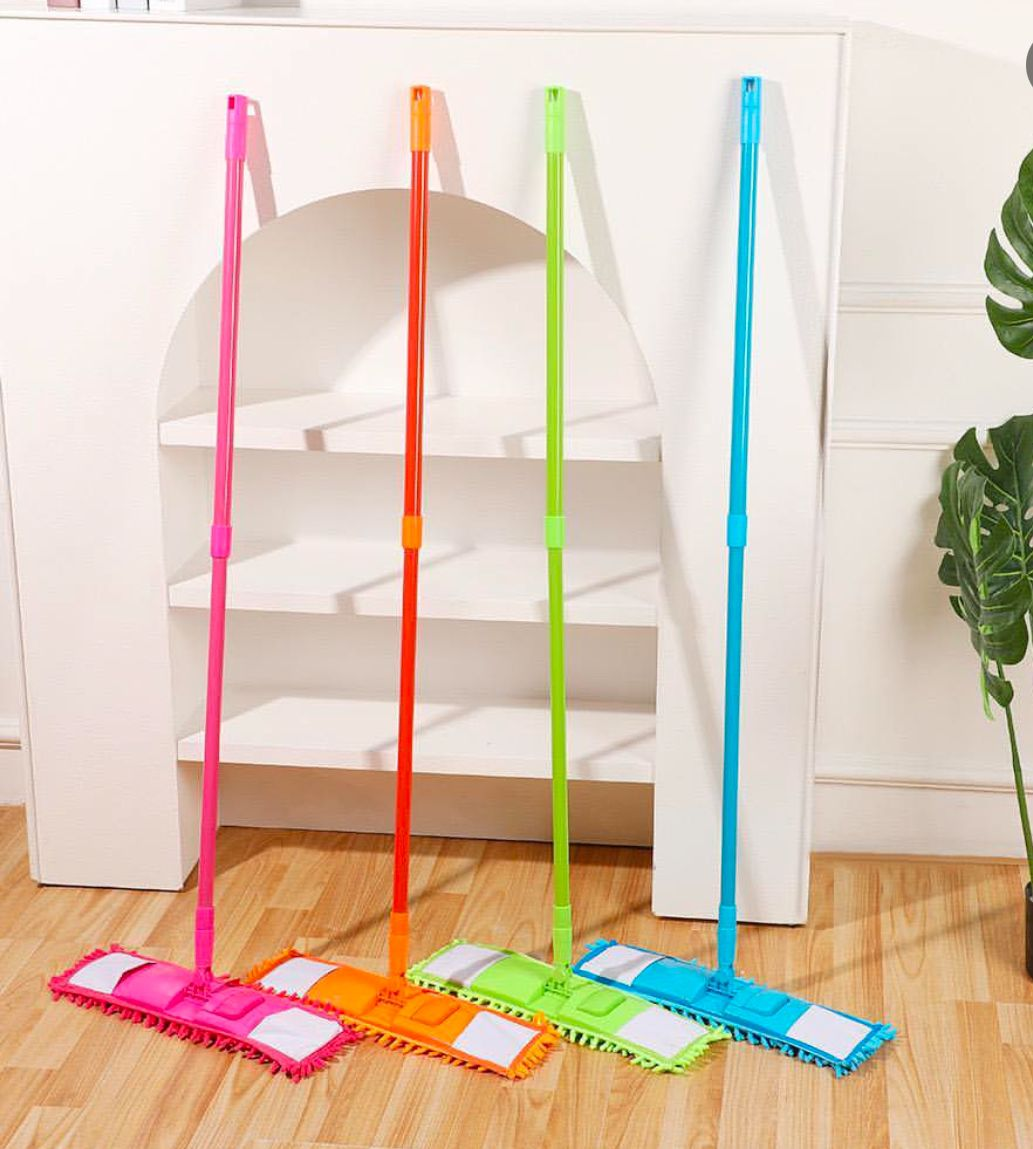 Floor cleaning mop with expandable stick
