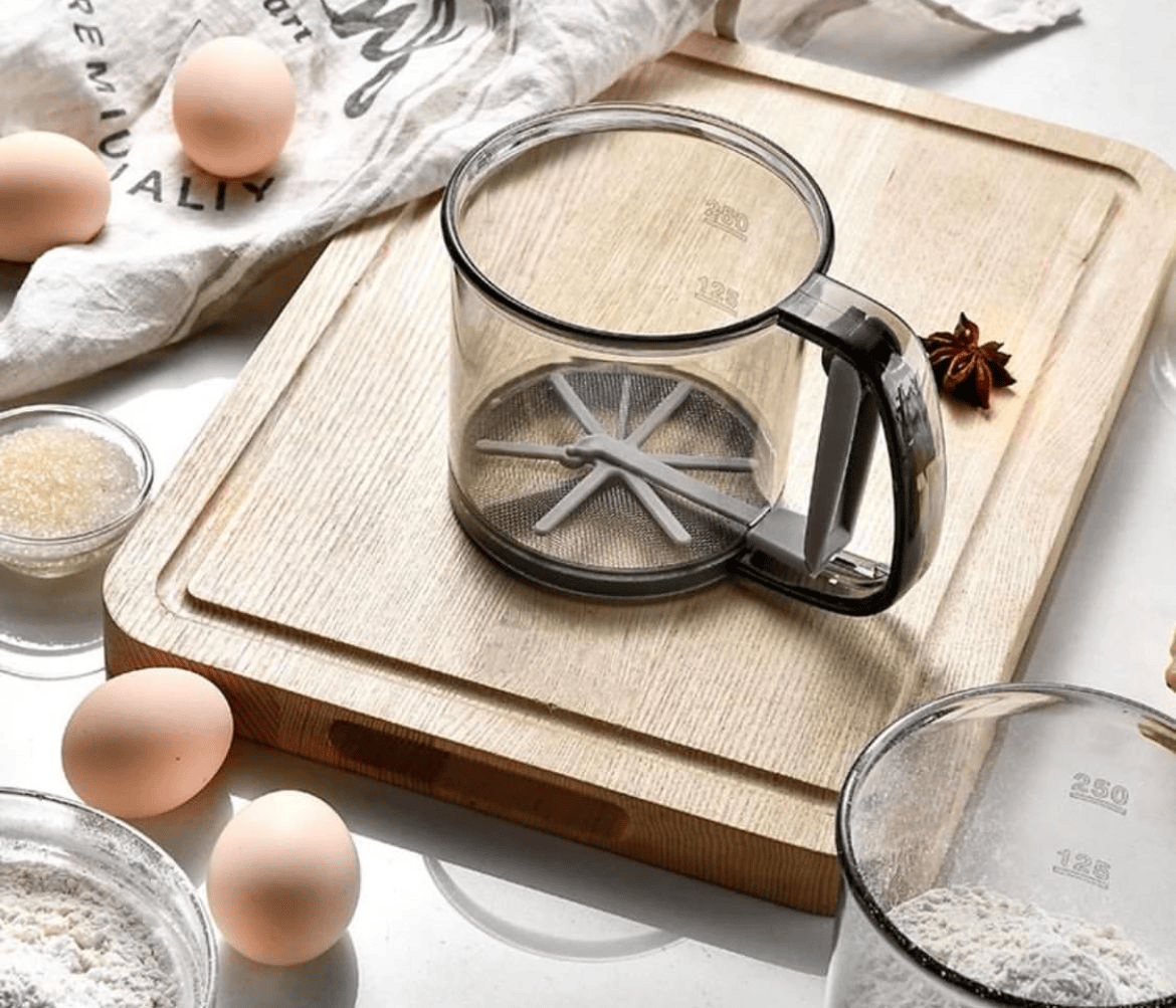 Manual plastic flour shaker with measurement