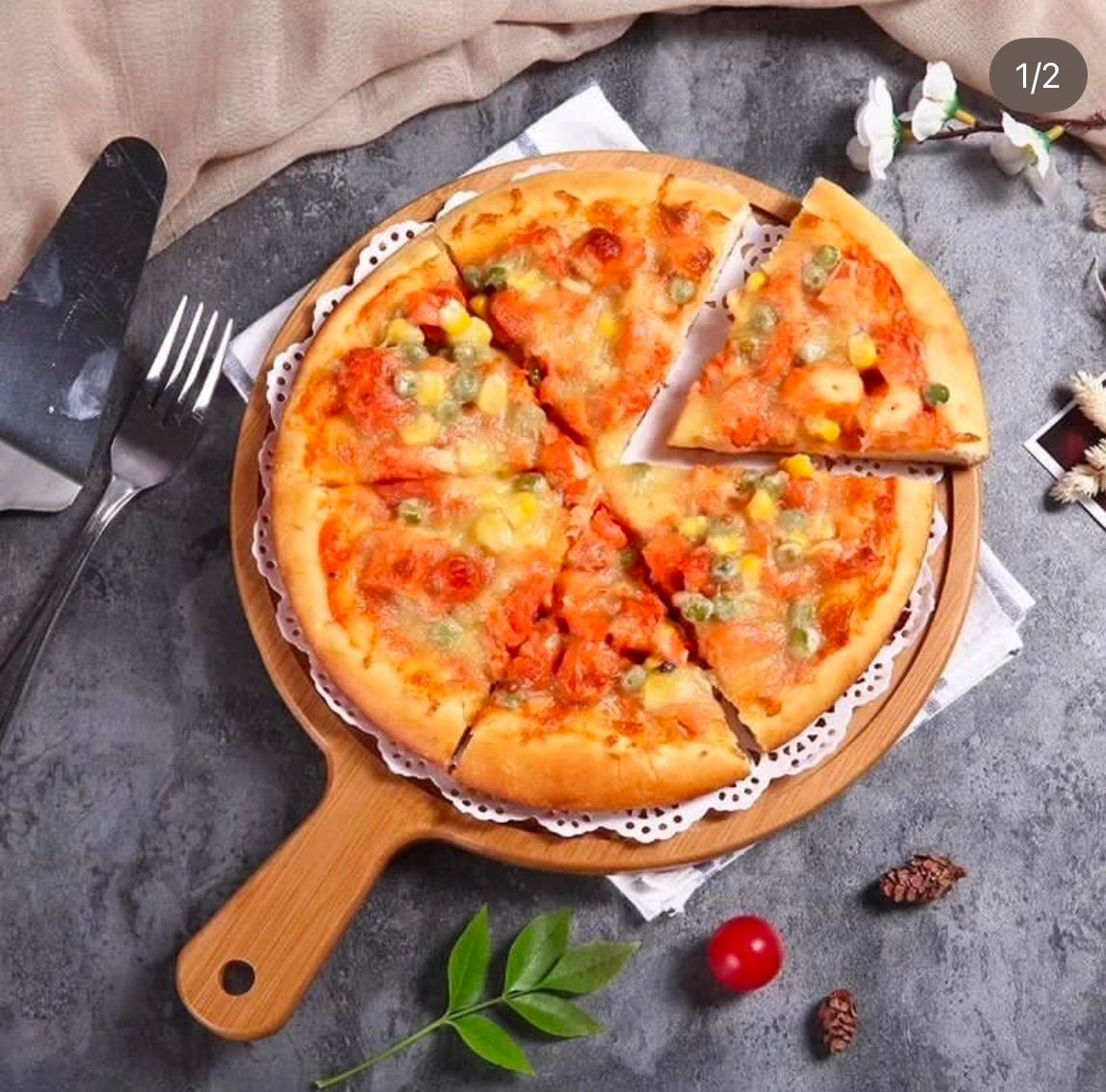 Round wooden pizza board 30cm