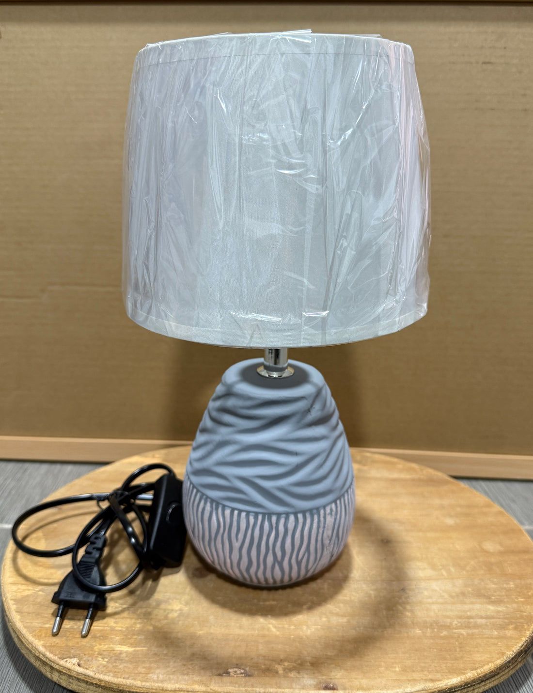 Modern design nightstand table lamp 8296
