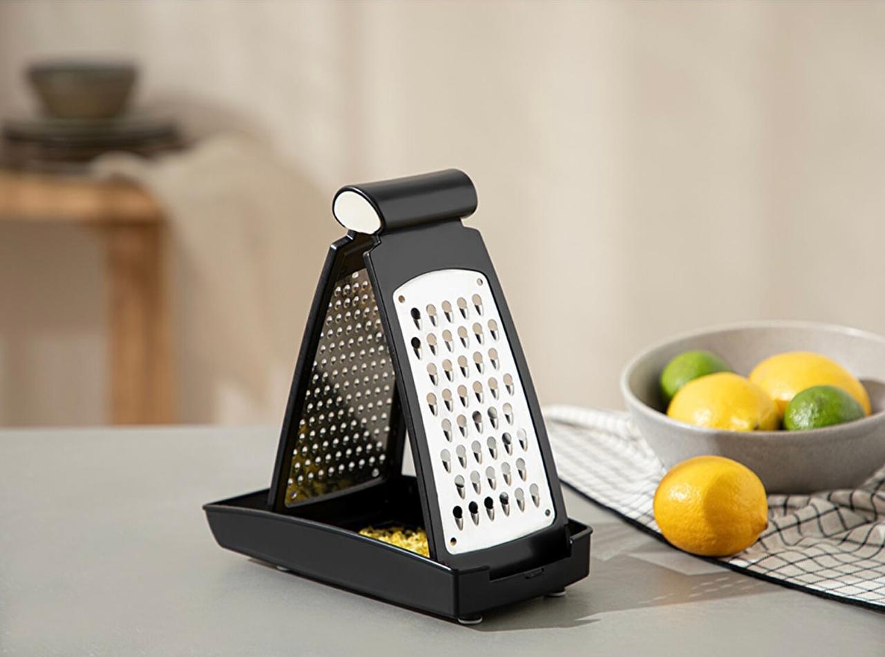 Foldable stainless steel grater with tray