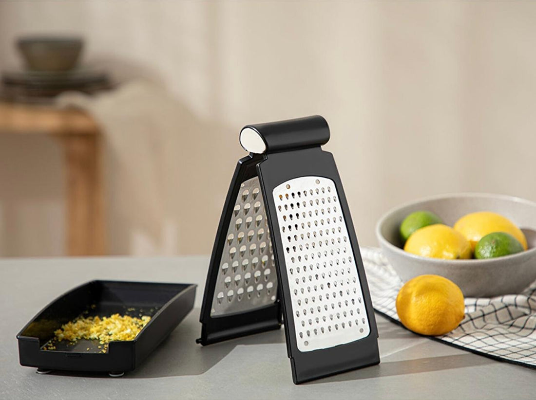 Foldable stainless steel grater with tray