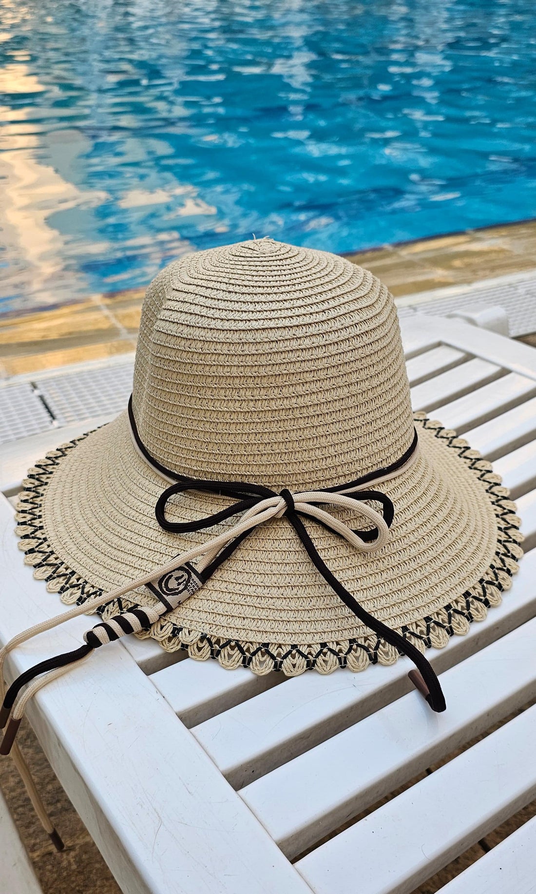 Beach straw hat with knot