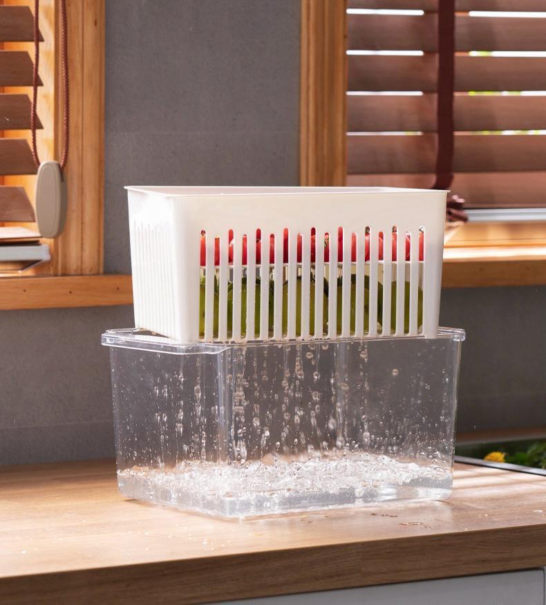 Refrigerator fresh keeping box with strainer 21*14*11cm